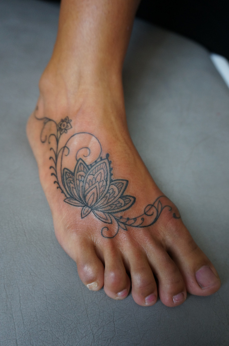 tatouage-arabesque-fleur-lotus-pied