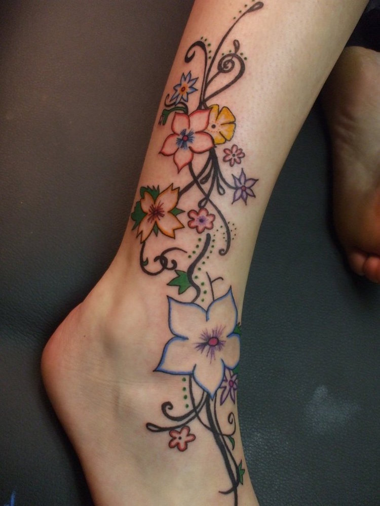 tatouage-arabesque-fleurs-colorées-pied