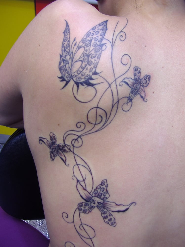 tatouage-arabesque-fleurs-omoplate-femme
