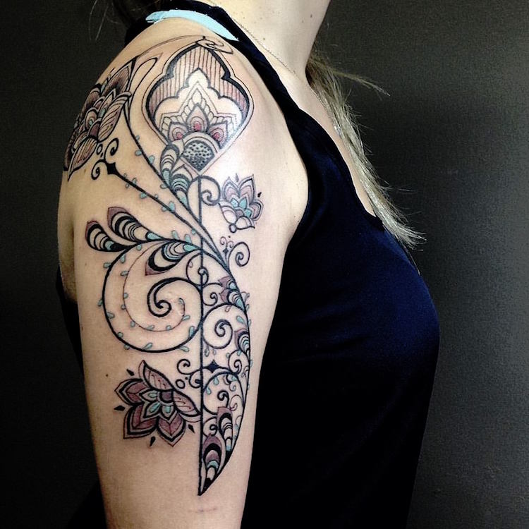 tatouage arabesque fleurs-tatouage-bras-femme