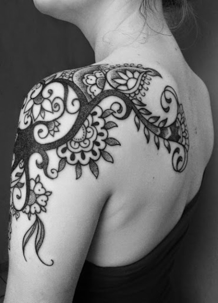 tatouage-arabesque-fleurs-tatouage-épaule-femme