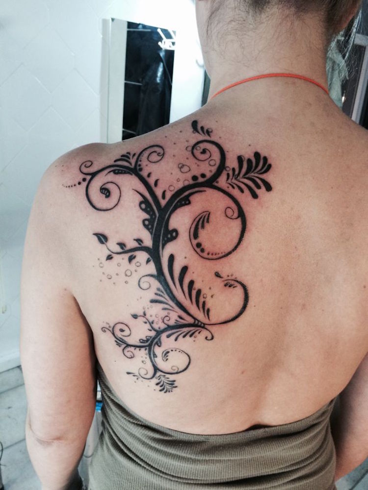 tatouage-arabesque-graphique-omoplate-femme