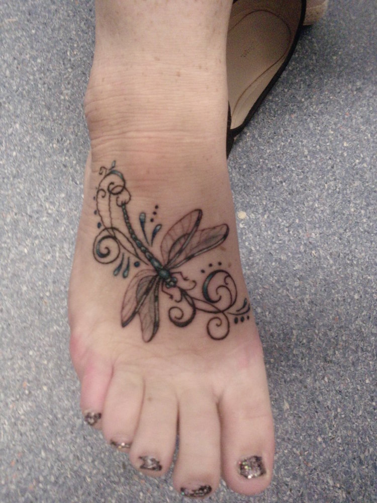 tatouage-arabesque-libellule-pied-femme
