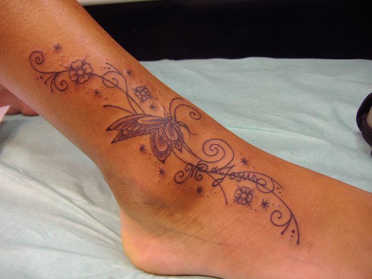 tatouage-arabesque-papillon-lettrage-pied-femme