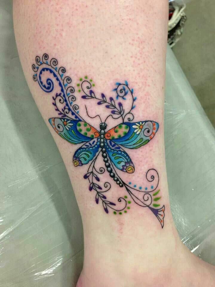 tatouage-arabesque-papillon-tatouage-couleur-cheville