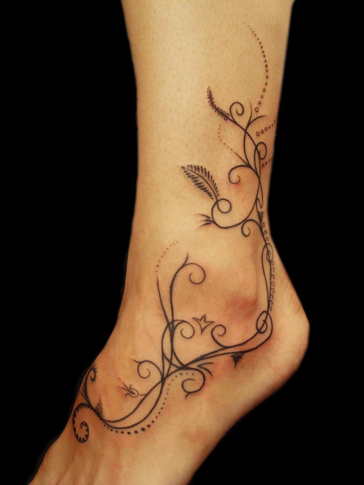 tatouage-arabesque-végétaux-cheville-femme