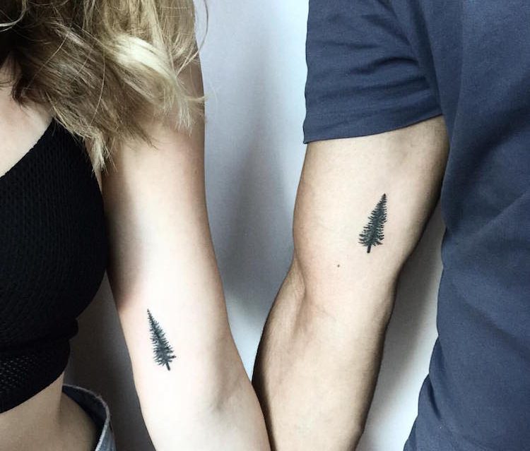 tatouage-arbre-couple-biceps