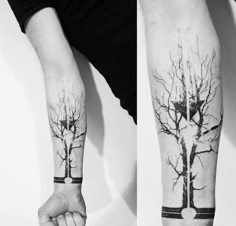 arbre tatouage dénudé-silhouete-noir-blanc-avant-bras-homme