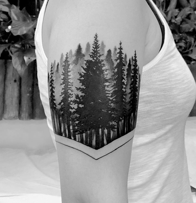 tatouage-arbre-encre-noire-foret-bras-femme