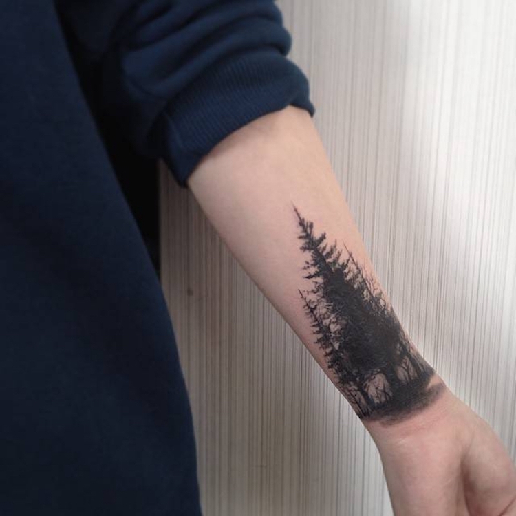 tatouage-arbre-encre-noire-poignet-homme