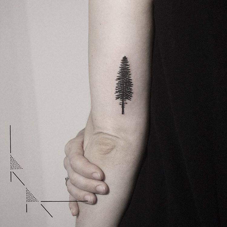 tatouage-arbre-minimaliste-encre-noire-bras-femme