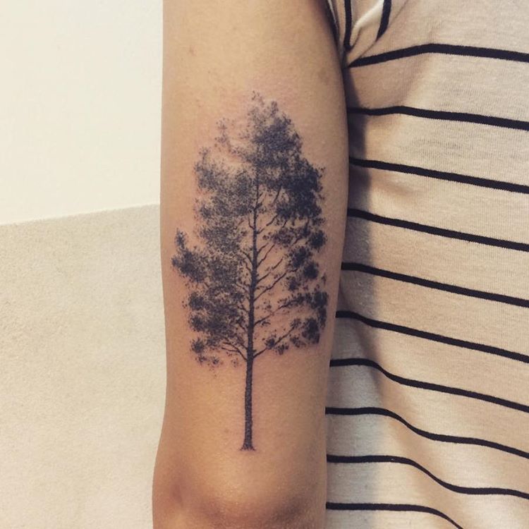 tatouage-arbre-noir-gris-bras-femme