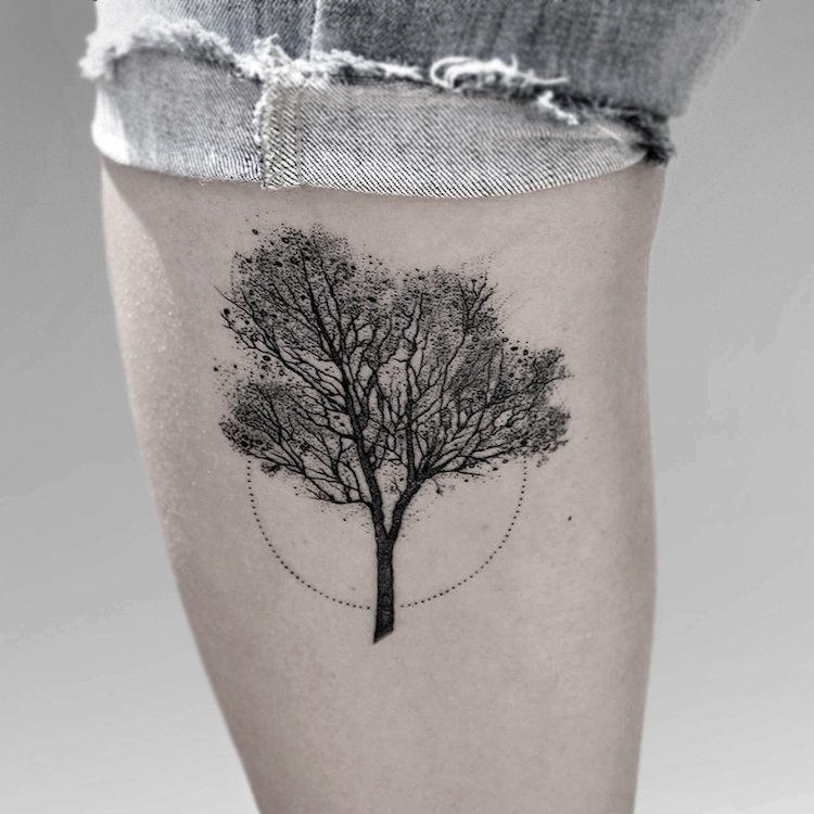 tatouage-arbre-noir-minimaliste-cercle-vie-cuisse