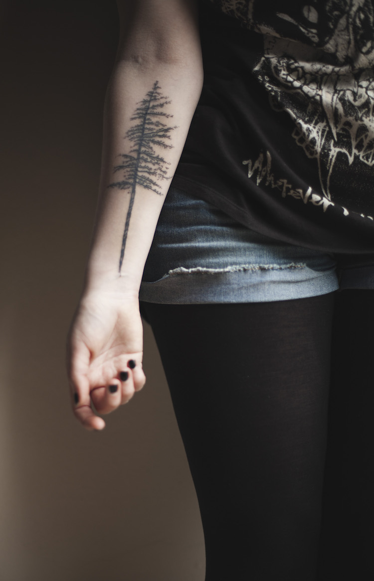 tatouage arbre pin-noir-avant-bras-femme