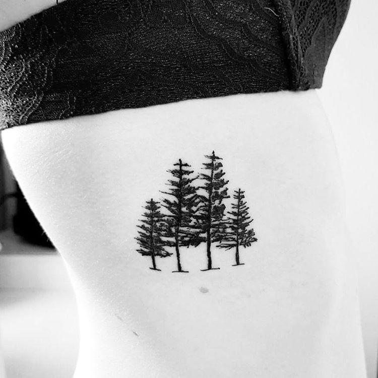tatouage-arbre-pin-noir-côtes-femme