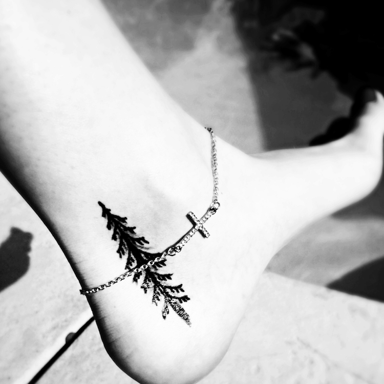 arbre tatouage pin-noir-style-graphique-tatouage-cheville-femme