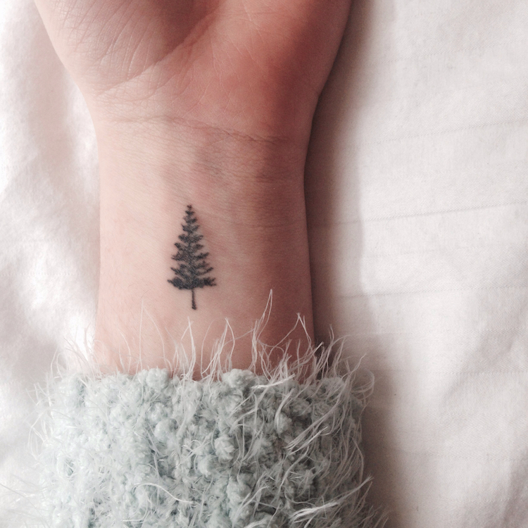 tatouage-arbre-pin-tatouage-poignet-femme