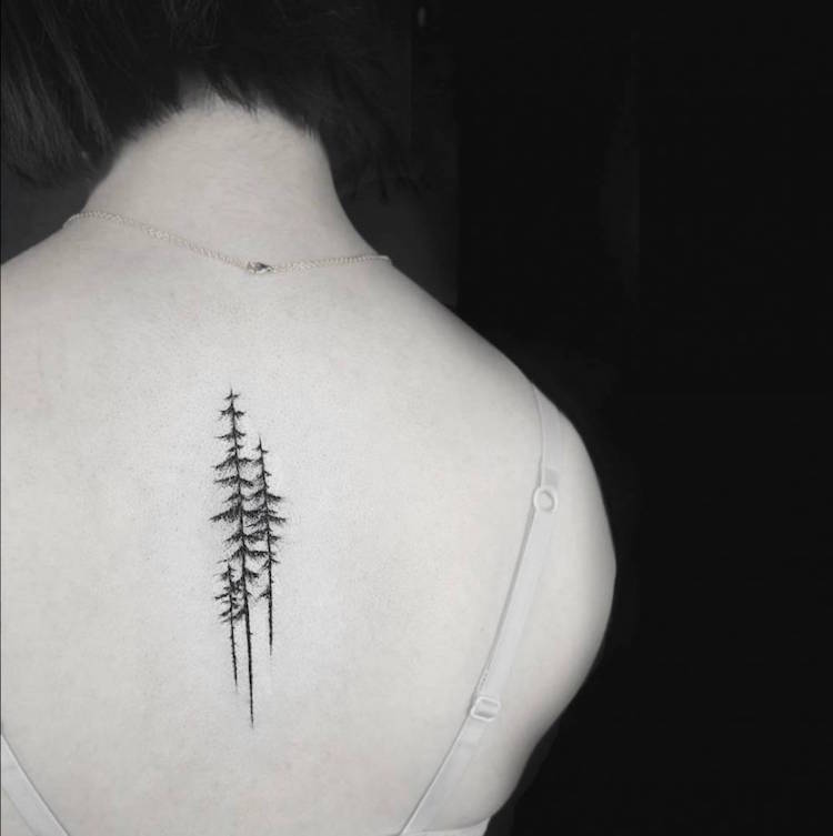tatouage-arbre-pins-noirs-style-minimaliste-dos-femme