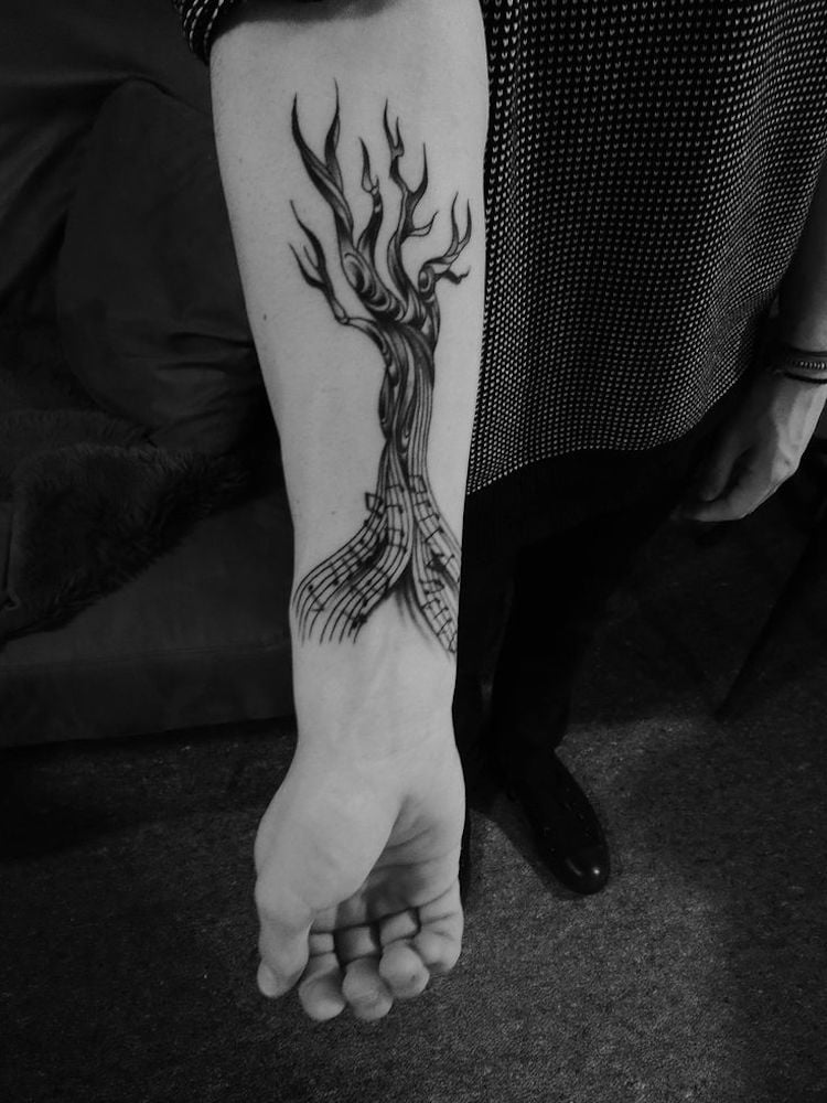 tatouage-arbre-racines-notes-musique-avant-bras-homme