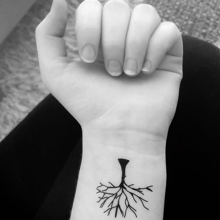 tatouage-arbre-silhouette-arbre-dénudé-poignet-femme