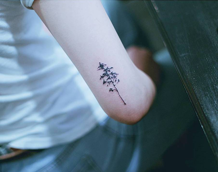 tatouage arbre tatouage-discret-coude-femme