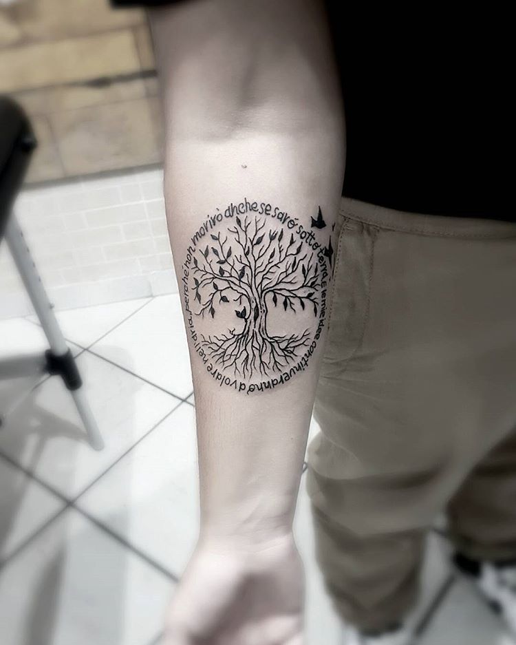 tatouage-arbre-vie-cercle-lettres-avant-bras-homme