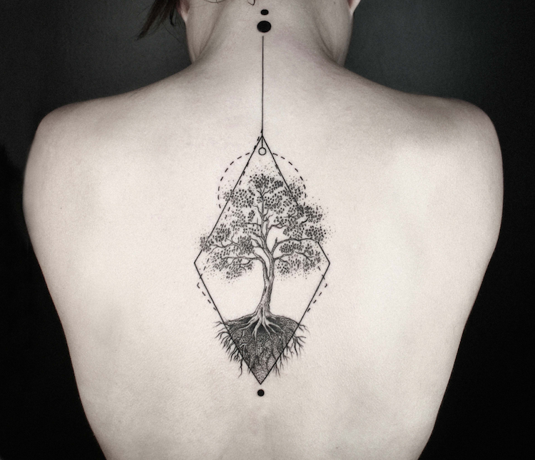 tatouage-arbre-vie-losange-cercle-dotwork-dos
