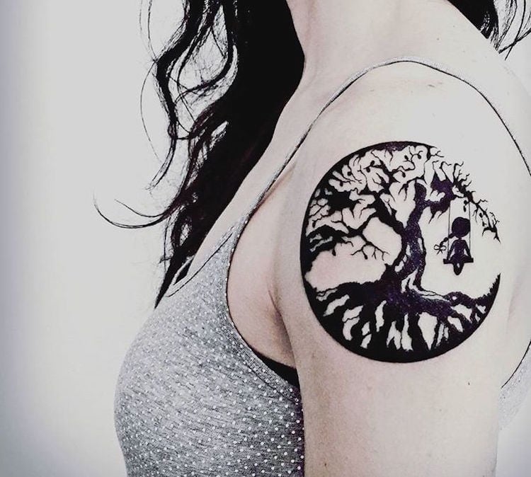 tatouage-arbre-vie-petite-fille-balancoire
