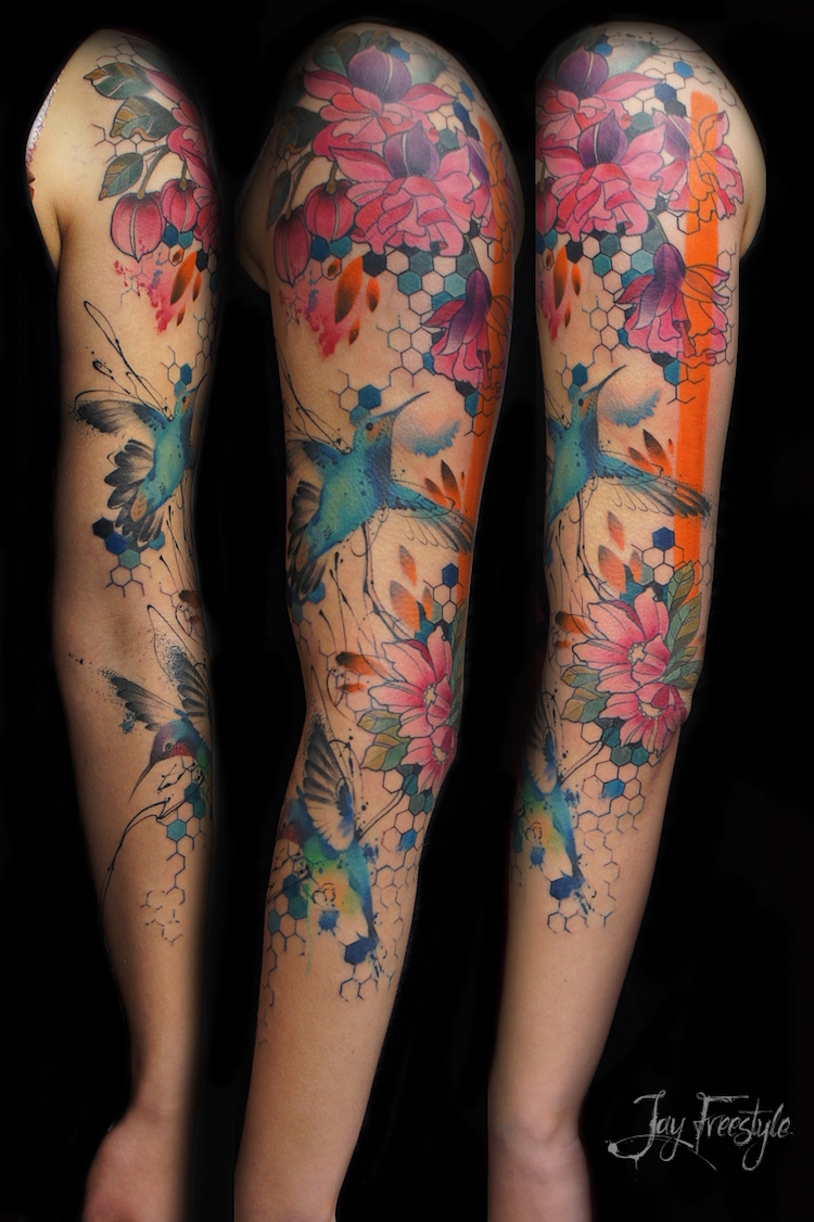 tatouage-bras-femme-demi-manchette-colibri-fleurs-aquarelle