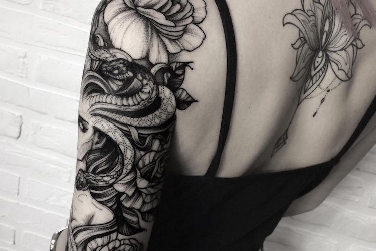 Tatouage bras femme - nos coups de cœur pour votre tatouage manchette