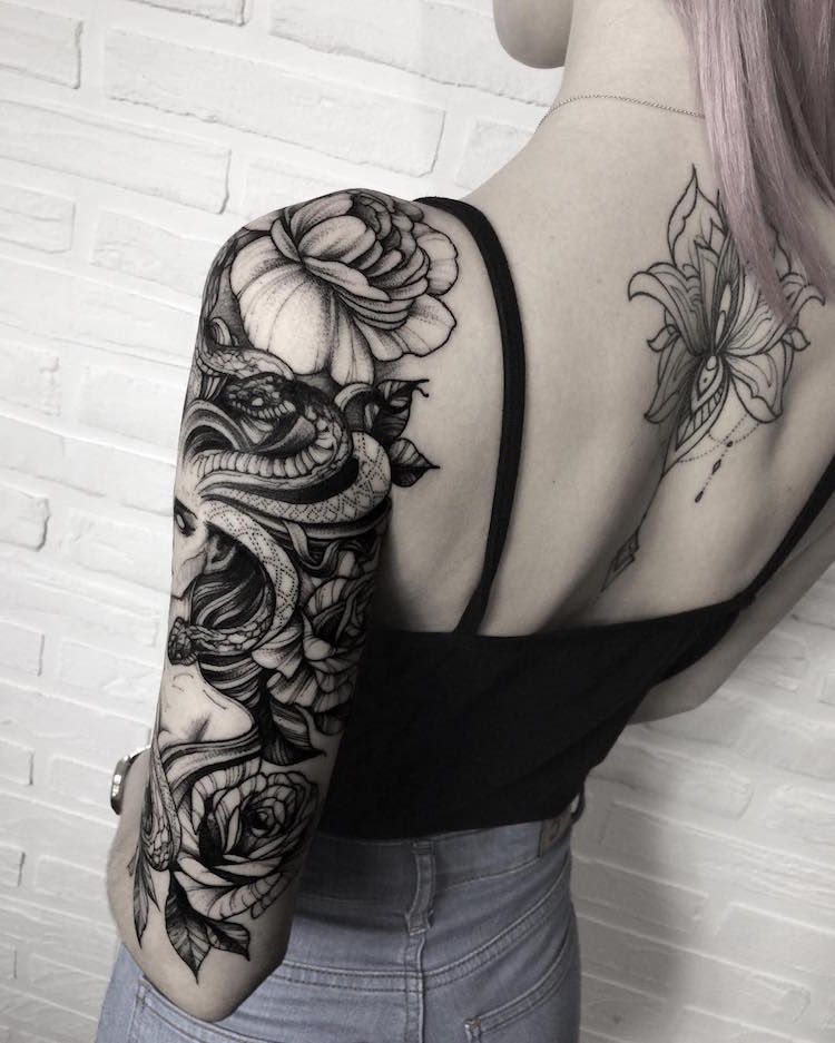 tatouage-bras-femme-demi-manchette-gorgone-tatouage-lotus-dos