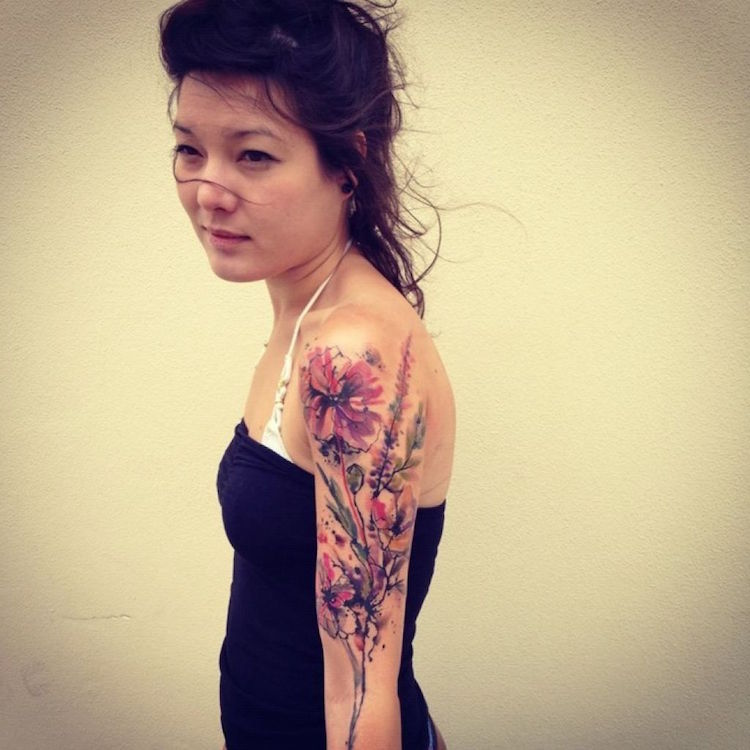 tatouage-bras-femme-demi-manchette-tatouage-fleur-couleur