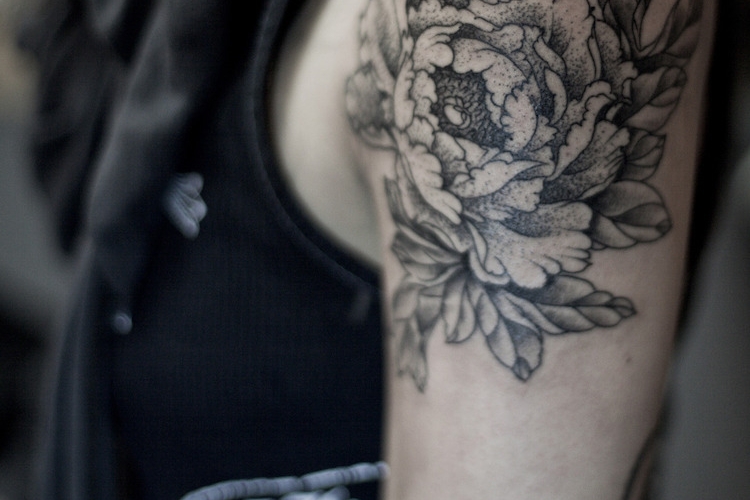 Tatouage bras femme - nos coups de cœur pour votre tatouage manchette