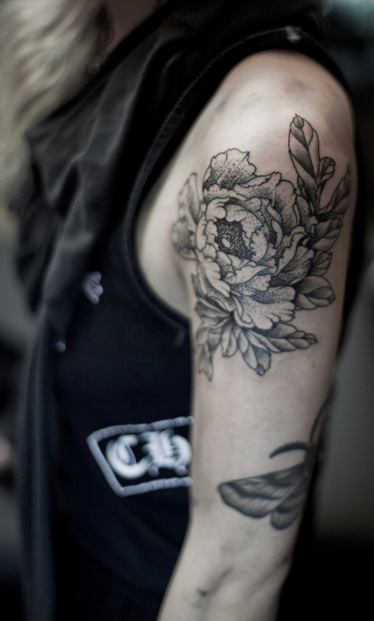 tatouage-bras-femme-fleur-papillon-noir-gris