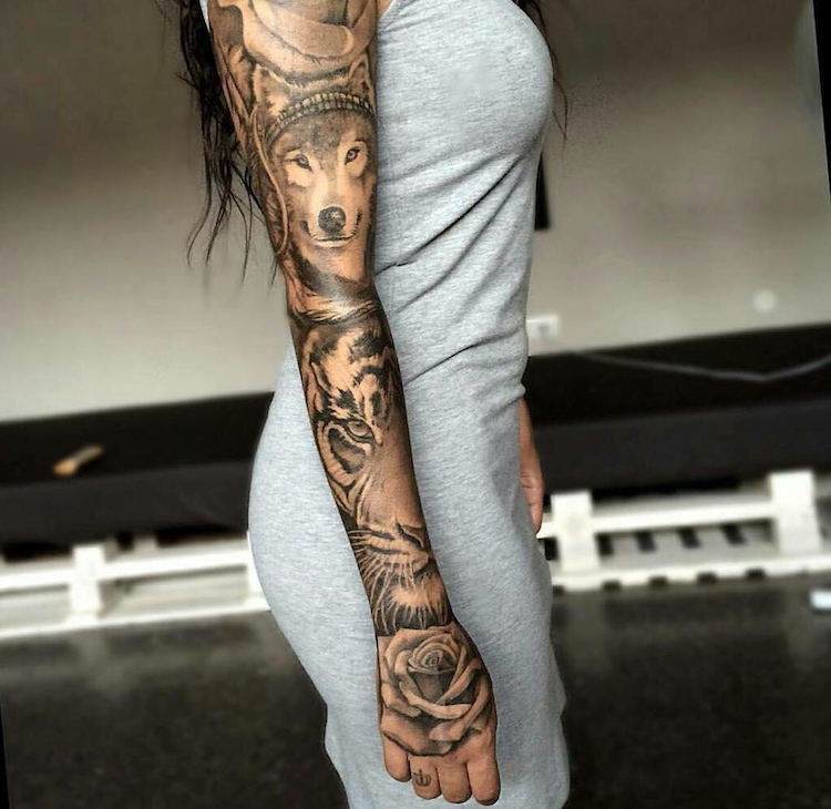 tatouage-bras-femme-manche-complete-loup-tigre-rose