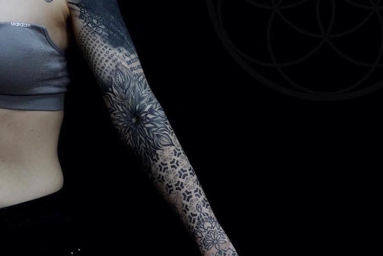 Tatouage bras femme - nos coups de cœur pour votre tatouage manchette