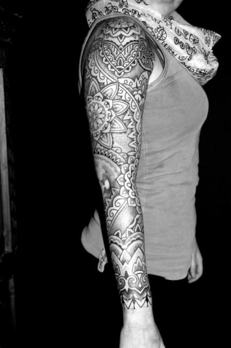 tatouage-bras-femme-manche-complete-mandala-noir-gris