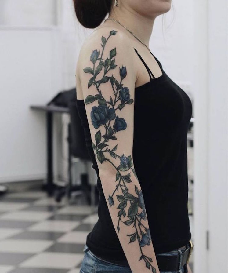 tatouage-bras-femme-manche-complete-roses-bleues