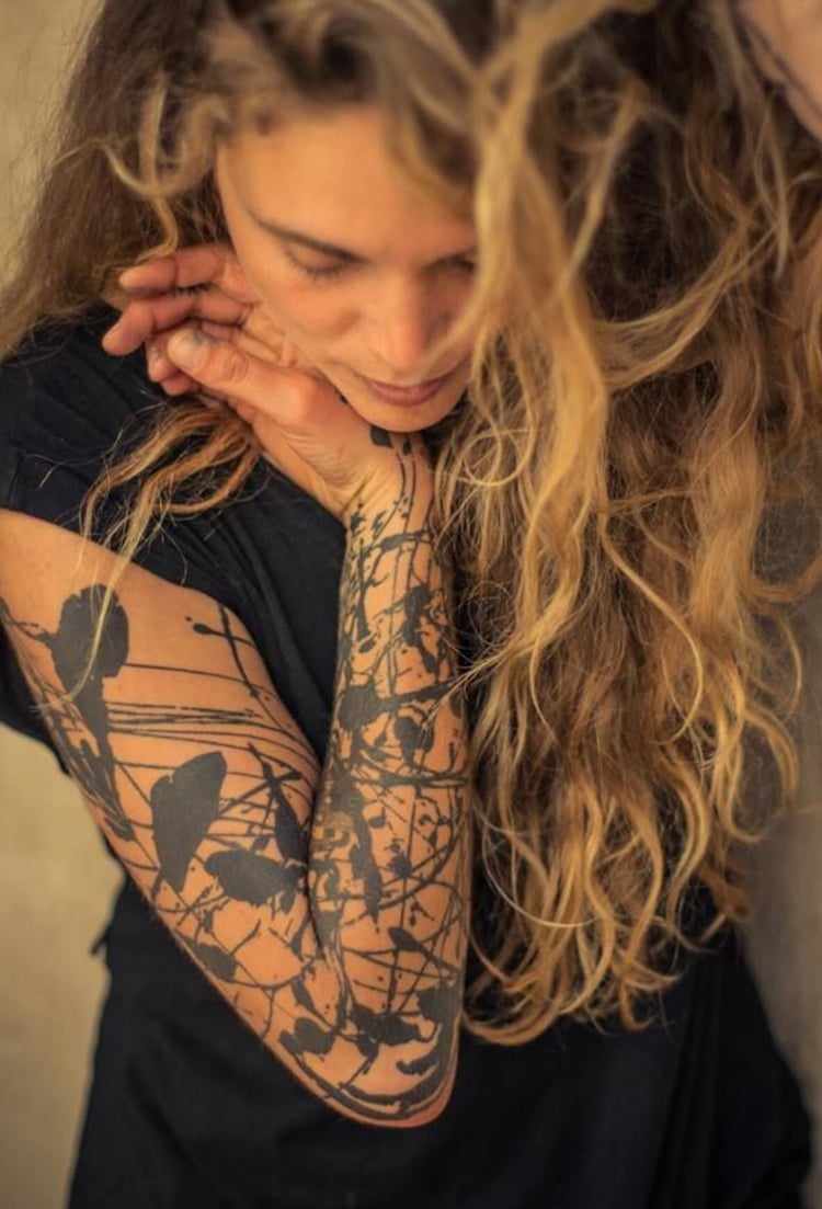 tatouage-bras-femme-manche-complete-tatouage-abstrait