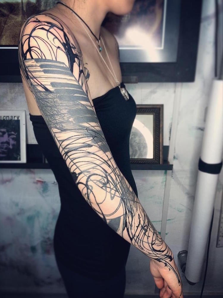 tatouage-bras-femme-manche-complete-tatouage-graphique-musique