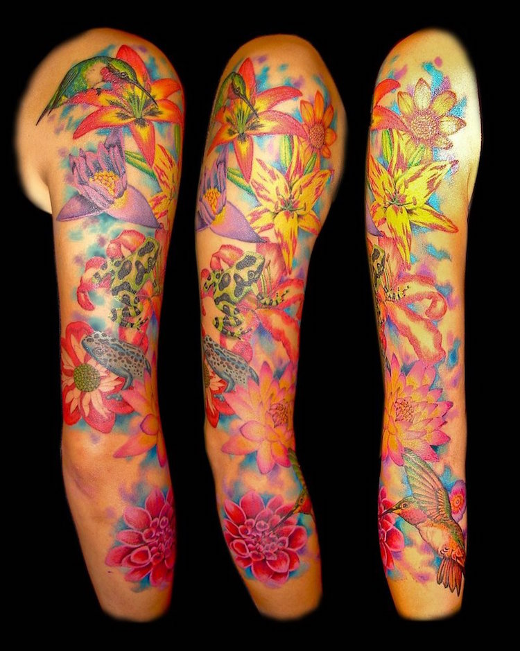 tatouage-bras-femme-manche-entiere-tatouage-couleur-fleurs-colibri