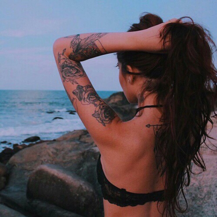 tatouage-bras-femme-manche-roses-noires