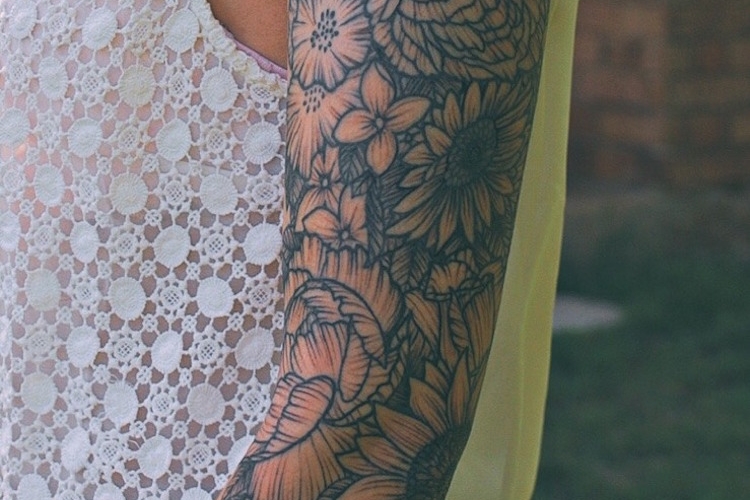 Tatouage bras femme - nos coups de cœur pour votre tatouage manchette