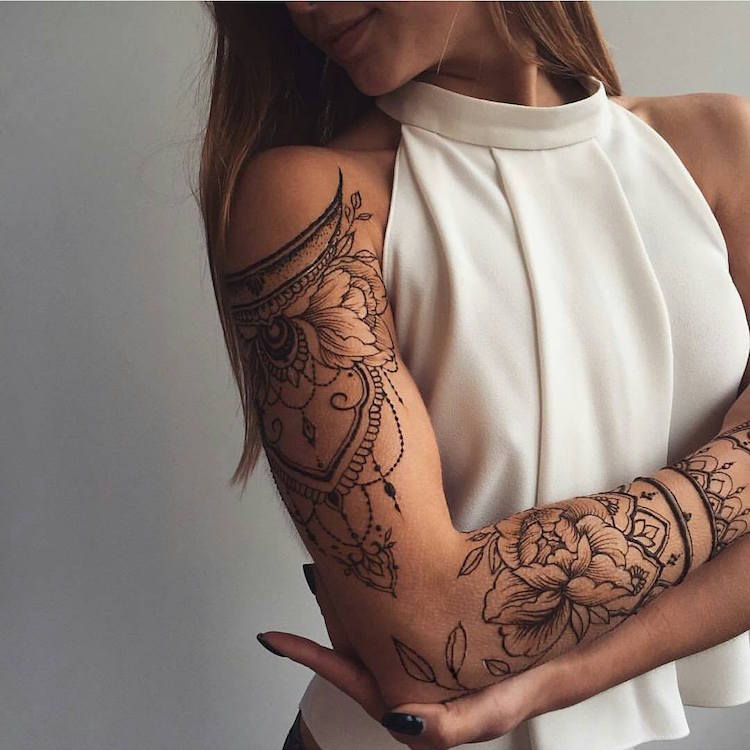 tatouage-bras-femme-manchette-façon-henné