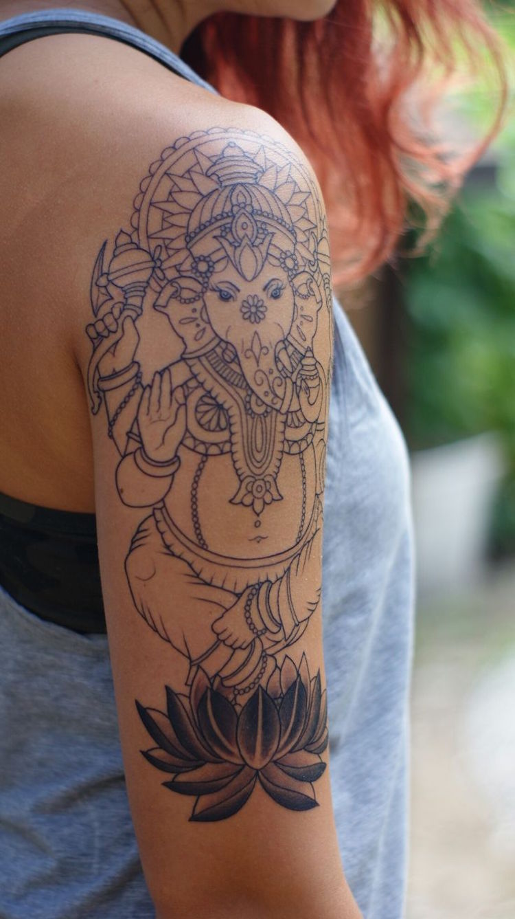 tatouage-bras-femme-manchette-ganesh-lotus