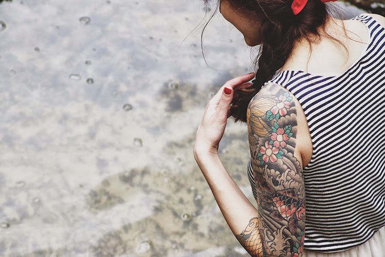 tatouage-bras-femme-manchette-japonaise-carpes-fleurs