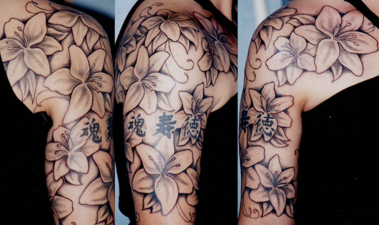 tatouage-bras-femme-manchette-lys
