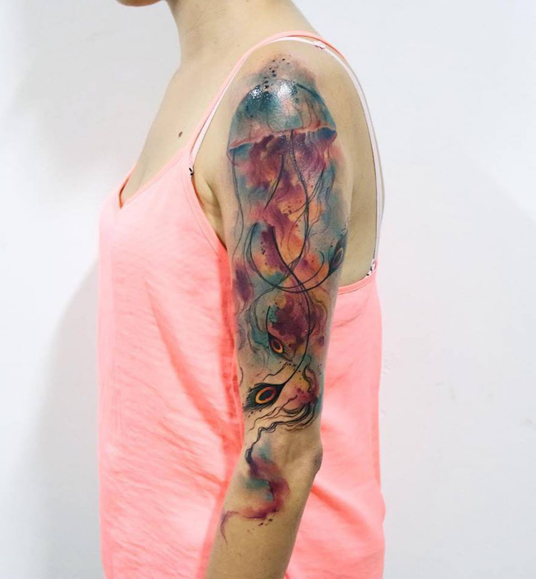 tatouage-bras-femme-manchette-méduse-aquarelle