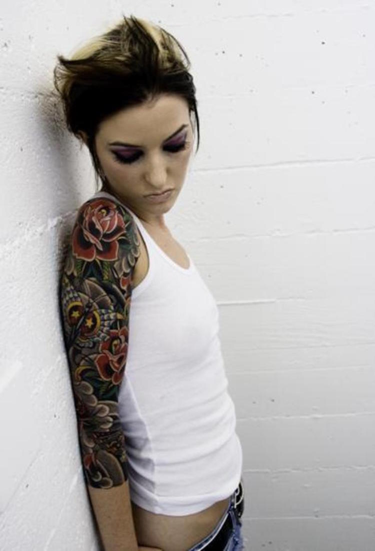 tatouage-bras-femme-manchette-old-school