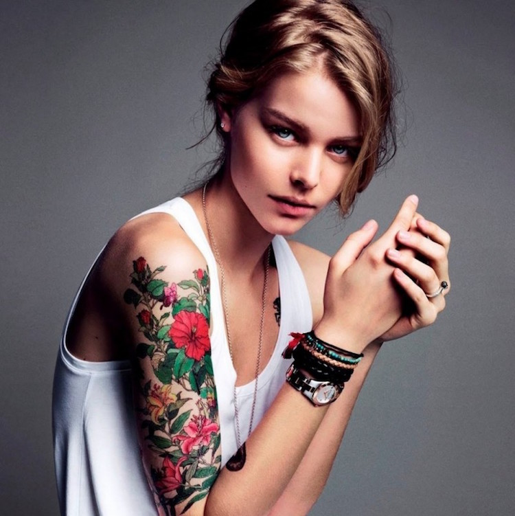 tatouage-bras-femme-manchette-tatouage-fleur